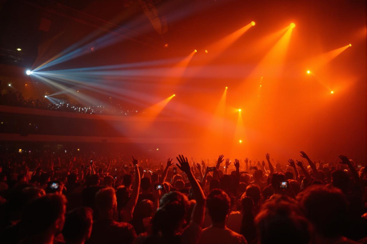 AV女优影迷见面会圆满举行，万名粉丝热情参与